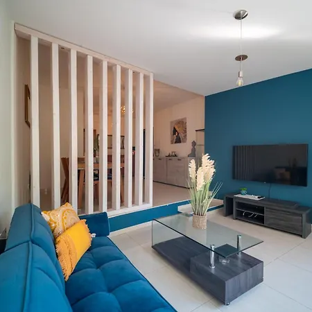 Liora 2 Bedroom In With Balcony 5gbps Fiber Wifi Private Parking And Air Conditioning Just 250m From The