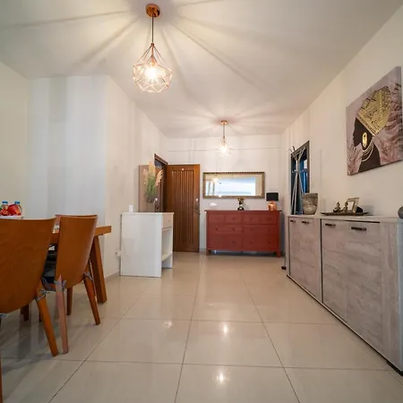 Liora 2 Bedroom In With Balcony 5gbps Fiber Wifi Private Parking And Air Conditioning Just 250m From The Apartamento