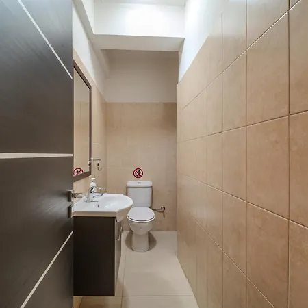 Liora 2 Bedroom In With Balcony 5gbps Fiber Wifi Private Parking And Air Conditioning Just 250m From The *