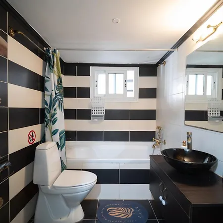 Liora 2 Bedroom In With Balcony 5gbps Fiber Wifi Private Parking And Air Conditioning Just 250m From The *