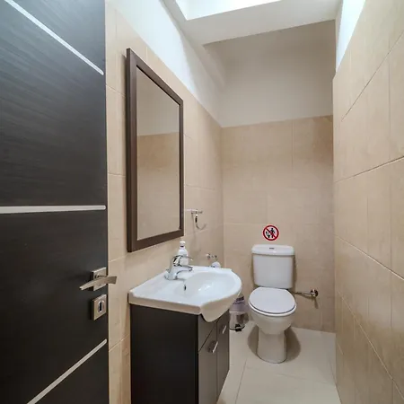 Apartamento Liora 2 Bedroom In With Balcony 5gbps Fiber Wifi Private Parking And Air Conditioning Just 250m From The Limassol