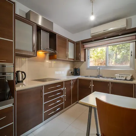 Liora 2 Bedroom In With Balcony 5gbps Fiber Wifi Private Parking And Air Conditioning Just 250m From The Appartement Limasol