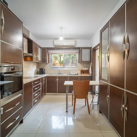 Liora 2 Bedroom In With Balcony 5gbps Fiber Wifi Private Parking And Air Conditioning Just 250m From The Limasol