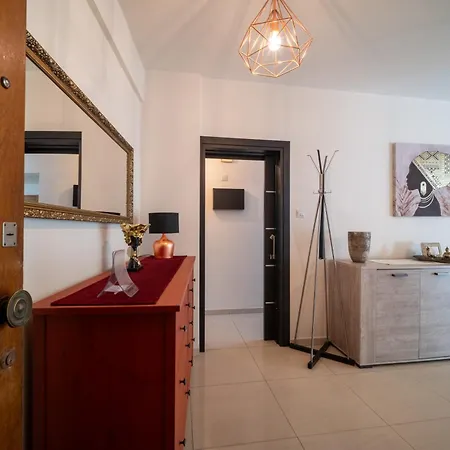 Liora 2 Bedroom In With Balcony 5gbps Fiber Wifi Private Parking And Air Conditioning Just 250m From The Limasol