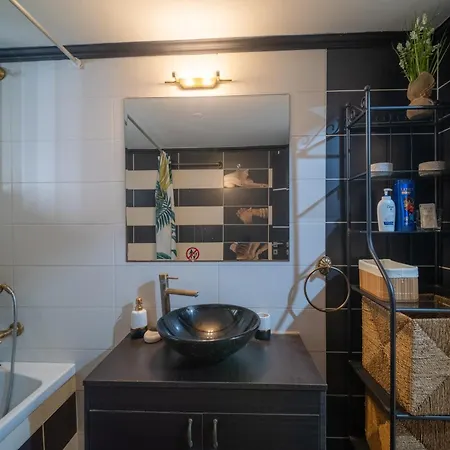 Liora 2 Bedroom In With Balcony 5gbps Fiber Wifi Private Parking And Air Conditioning Just 250m From The * Limasol