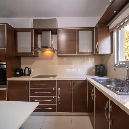 Liora 2 Bedroom In With Balcony 5gbps Fiber Wifi Private Parking And Air Conditioning Just 250m From The *