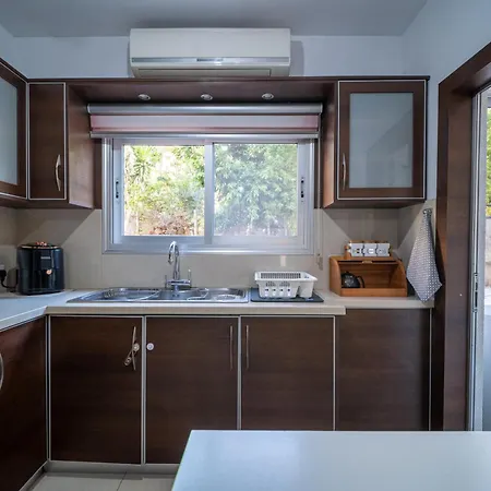 Liora 2 Bedroom In With Balcony 5gbps Fiber Wifi Private Parking And Air Conditioning Just 250m From The Limasol